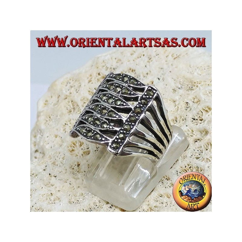 Anello in argento a fascia con sei ellissi paralleli e marcasite