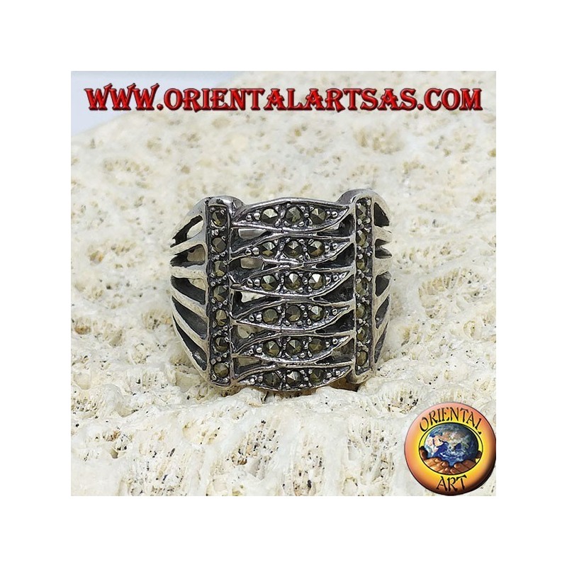 Anillo de plata con seis elipses paralelas y marcasitas.