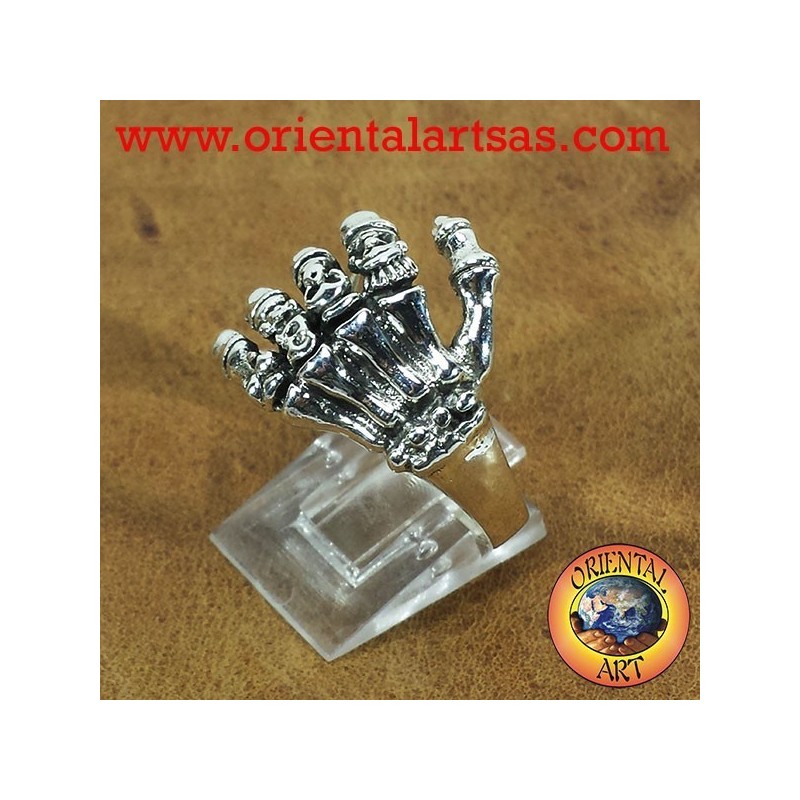 anillo de la mano con los cráneos
