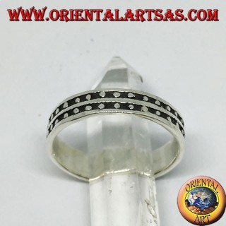 Silver ring, bas-relief band with two rows of dots
