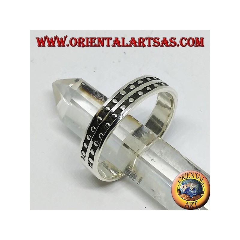 Anillo de plata, banda de bajo relieve con dos filas de puntos.