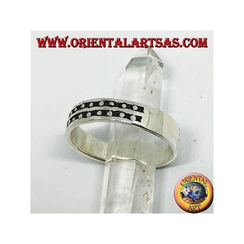 Anillo de plata, banda de bajo relieve con dos filas de puntos.