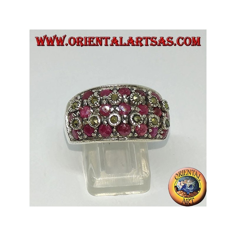 Bague en argent avec trois rangées de sept rubis placés entre des marcassites