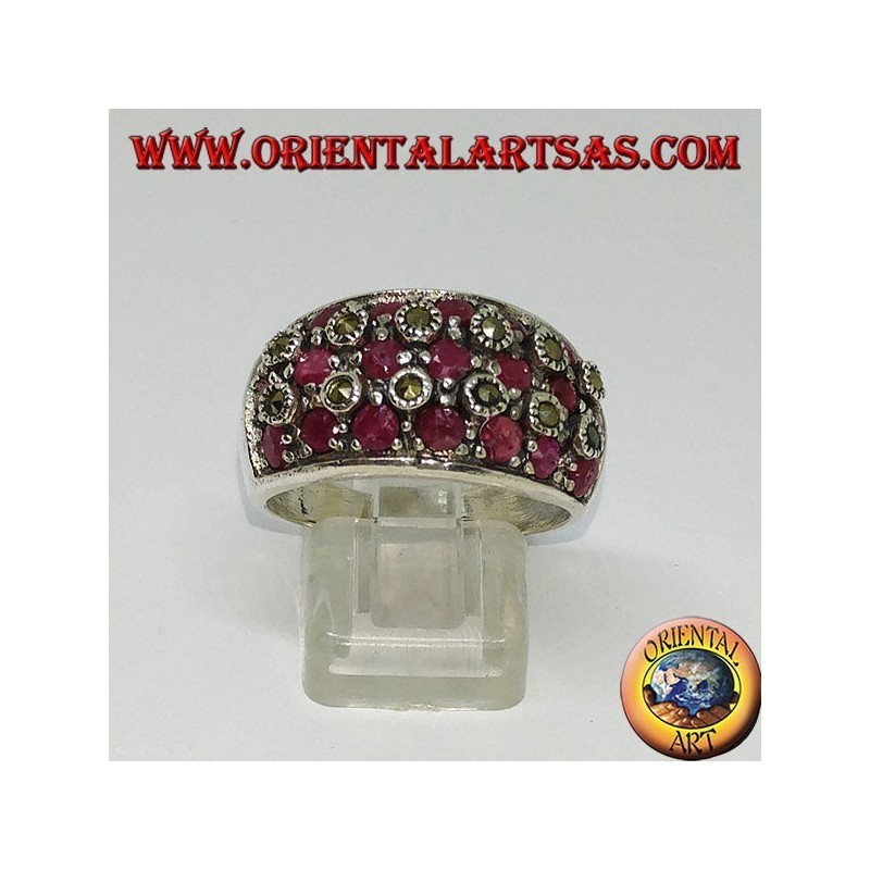 Anillo de plata con tres filas de siete rubíes entre marcasitas.