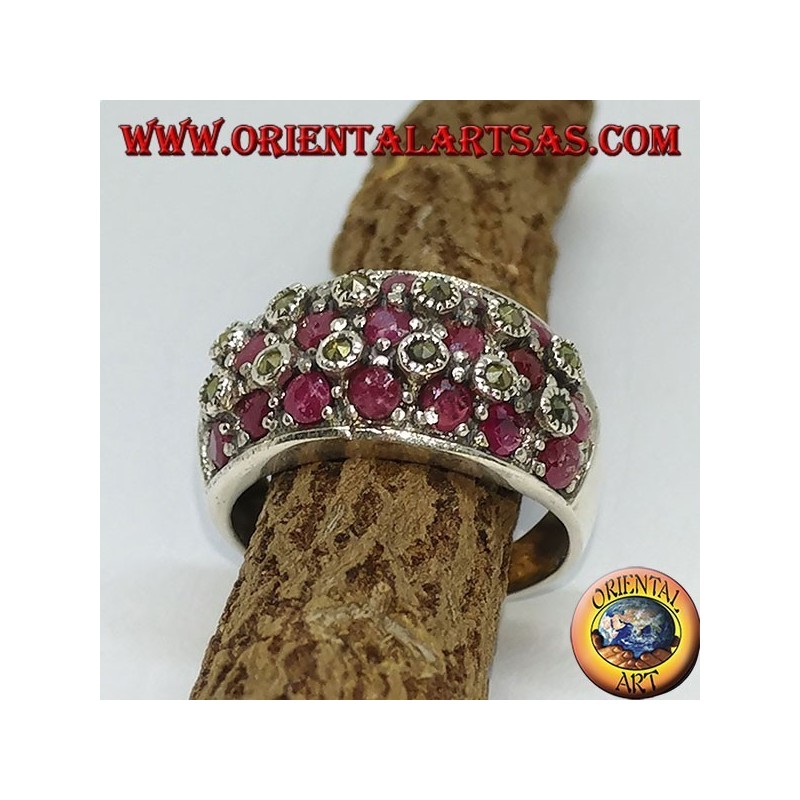 Bague en argent avec trois rangées de sept rubis placés entre des marcassites