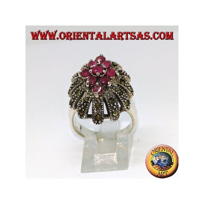 Anillo de plata en flor con siete rubíes conjunto rodeado de marcasitas.