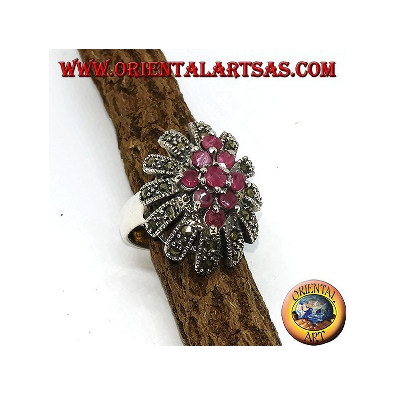 Anillo de plata en flor con siete rubíes conjunto rodeado de marcasitas.
