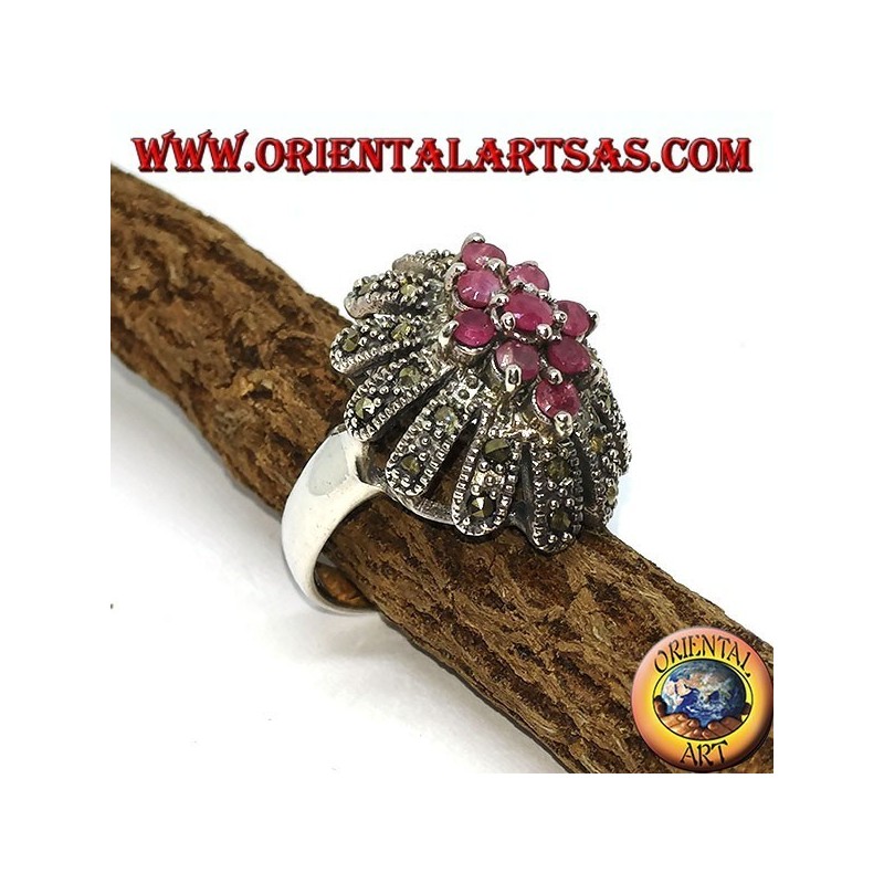 Anillo de plata en flor con siete rubíes conjunto rodeado de marcasitas.