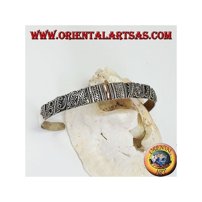 Pulsera de plata, con una placa central de oro de 14 quilates hecha a mano.