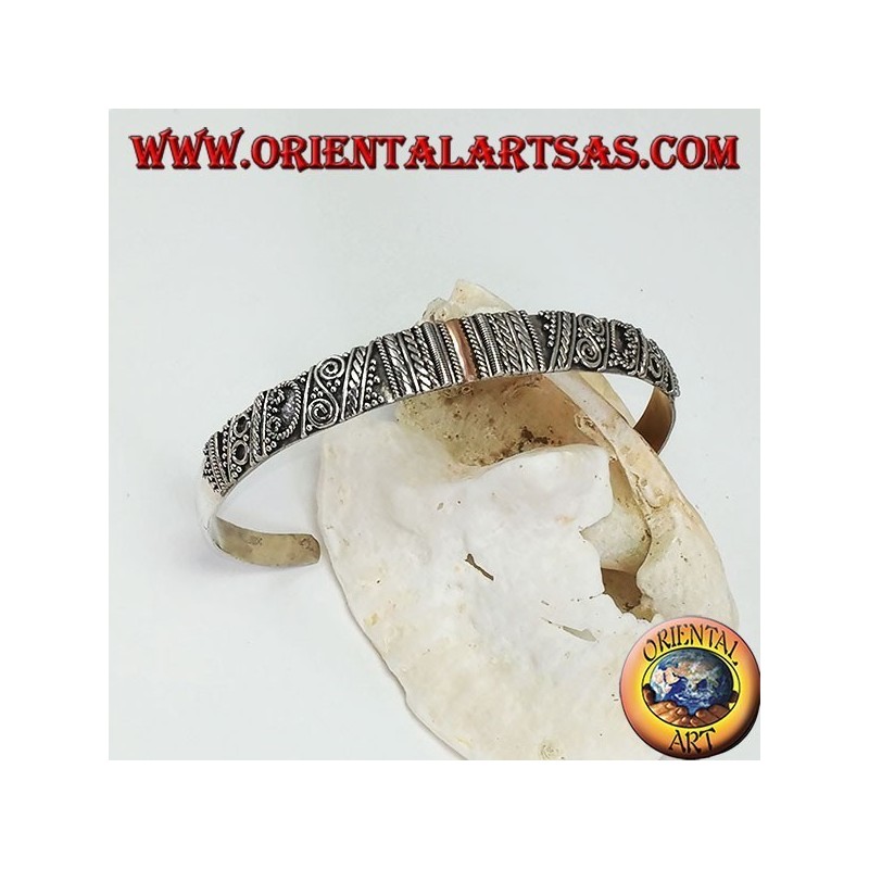 Pulsera de plata, con una placa central de oro de 14 quilates hecha a mano.