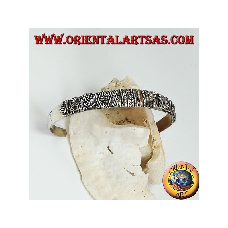 Pulsera de plata, con una placa central de oro de 14 quilates hecha a mano.