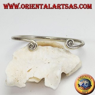 Bracciale in argento filo con spitali alla fine, fatto a mano dai Karen