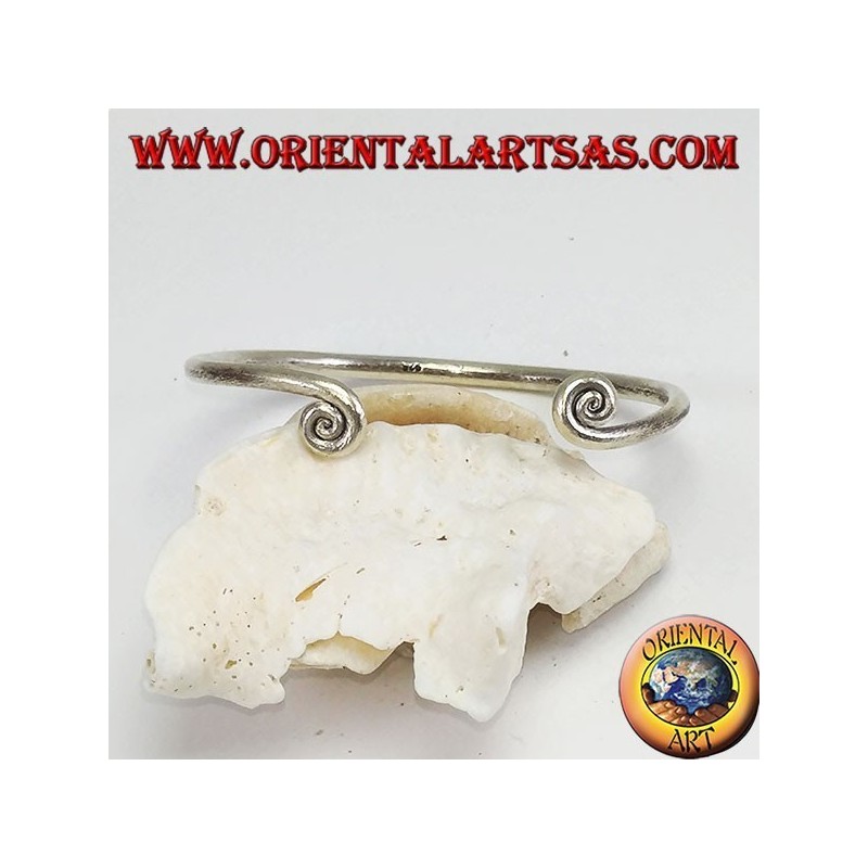 Bracciale in argento filo con spitali alla fine, fatto a mano dai Karen