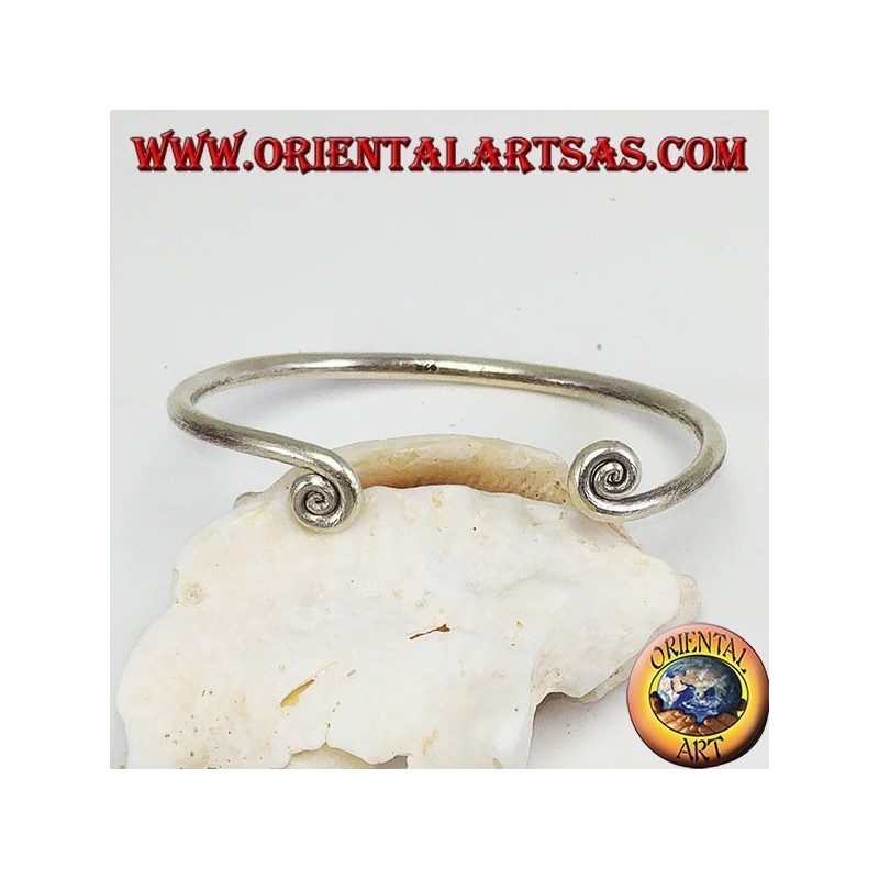 Pulsera de alambre de plata con spitali al final, hecha a mano por Karen.