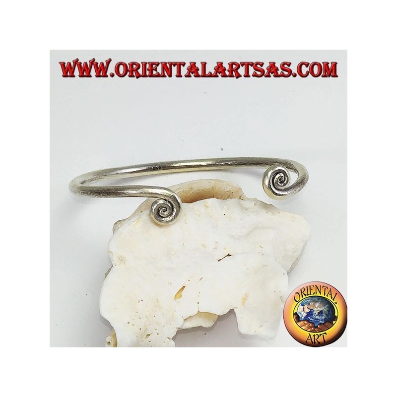 Bracelet en fil d'argent avec spitali au bout, fait à la main par Karen