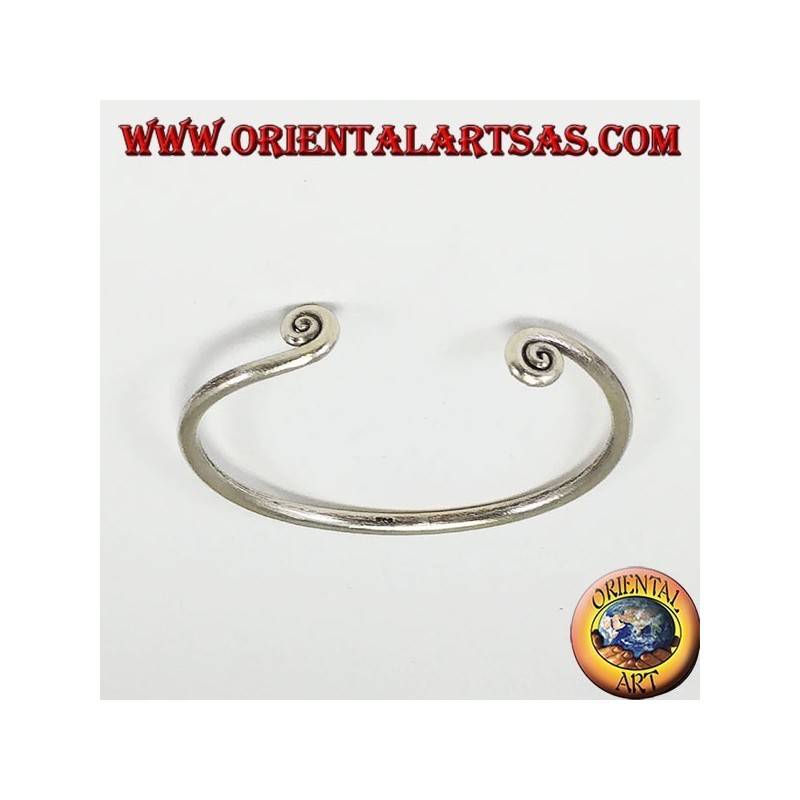 Bracelet en fil d'argent avec spitali au bout, fait à la main par Karen