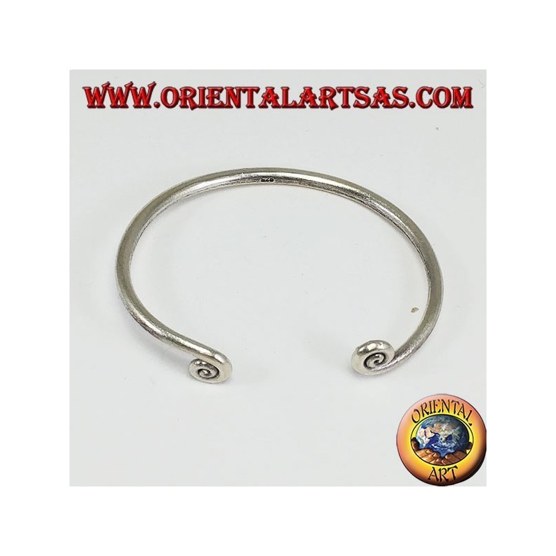 Pulsera de alambre de plata con spitali al final, hecha a mano por Karen.