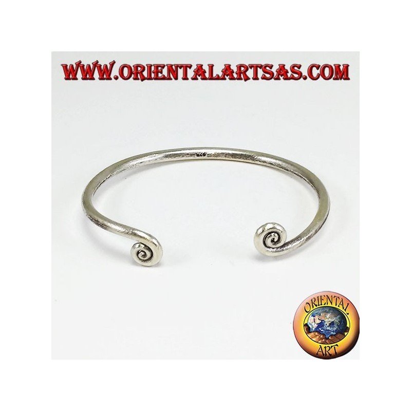 Bracelet en fil d'argent avec spitali au bout, fait à la main par Karen