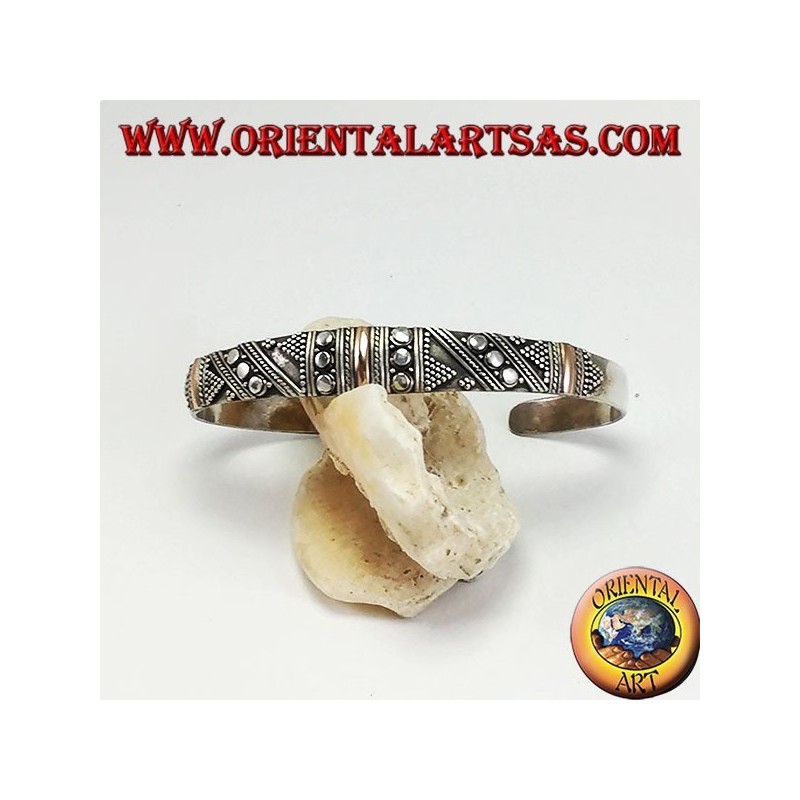 Pulsera de plata, con 3 platos en oro de 14 quilates y tachuelas hechas a mano.