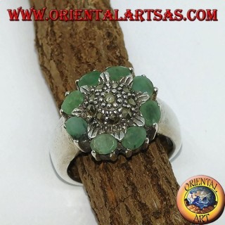 Bague en argent avec fleur centrale et marcassites entourée de 8 émeraudes naturelles