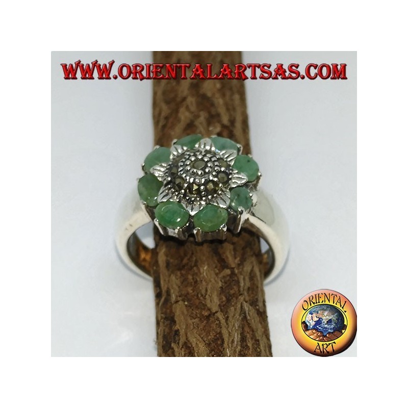 Bague en argent avec fleur centrale et marcassites entourée de 8 émeraudes naturelles