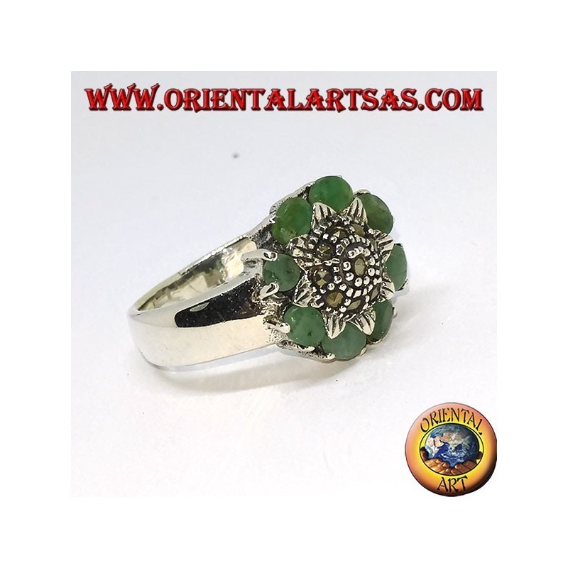 Bague en argent avec fleur centrale et marcassites entourée de 8 émeraudes naturelles