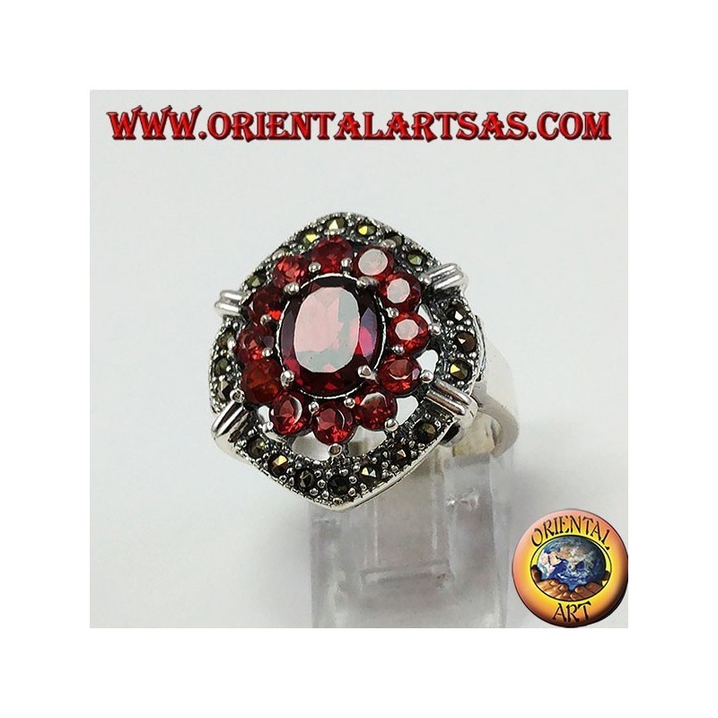 Bague en argent sertie de grenats naturels, 1 ovale et 12 tours
