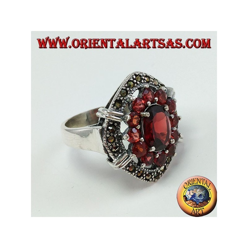 Ring in silver, set with natural garnets 1 oval and 12 rounds around