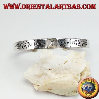 Bracelet rigide en argent gravé à la main avec un clou pyramidal au centre