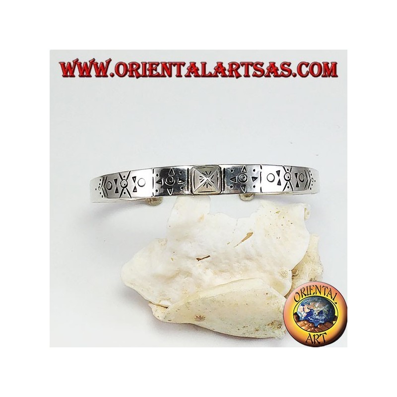 Bracelet rigide en argent gravé à la main avec un clou pyramidal au centre