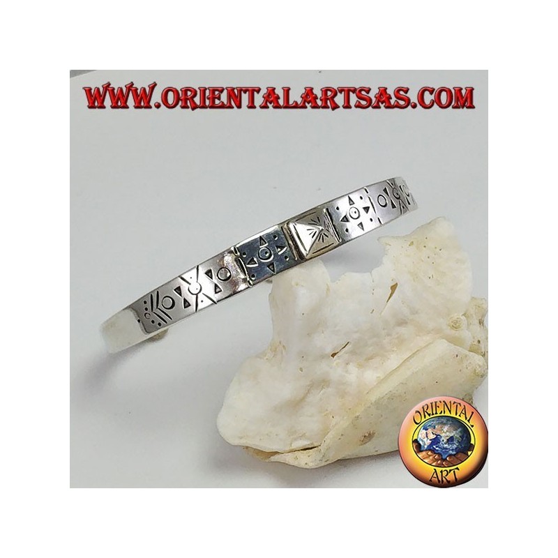 Pulsera rígida de plata, grabada a mano con un espárrago piramidal en el centro.