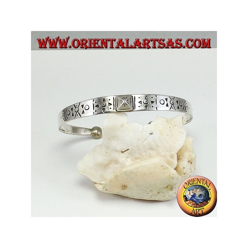 Steifes Silberarmband, handgraviert mit einem Pyramidenstecker in der Mitte