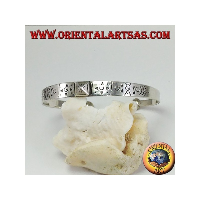 Bracelet rigide en argent gravé à la main avec un clou pyramidal au centre