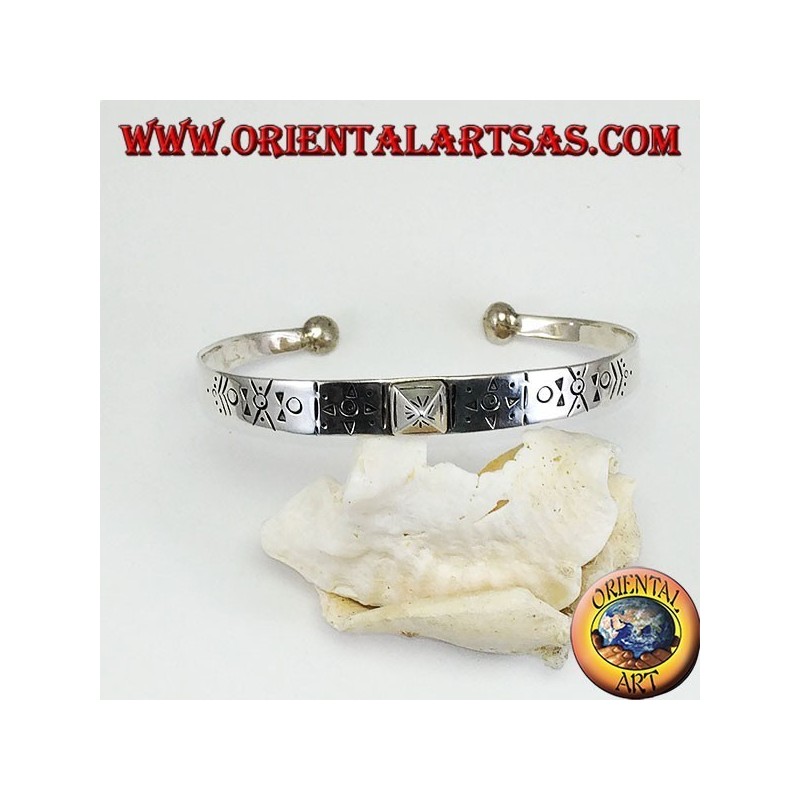 Pulsera rígida de plata, grabada a mano con un espárrago piramidal en el centro.