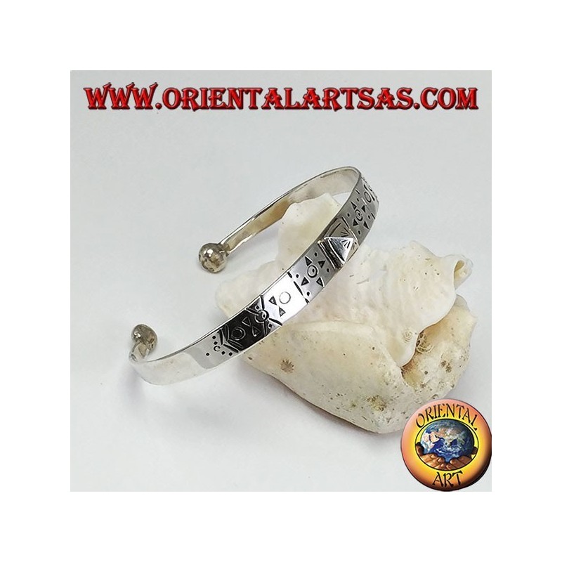 Bracciale rigido in argento, inciso a mano con una borchia a piramide al centro