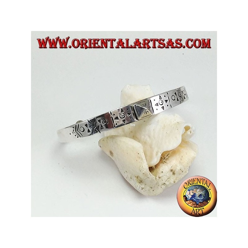 Steifes Silberarmband, handgraviert mit einem Pyramidenstecker in der Mitte