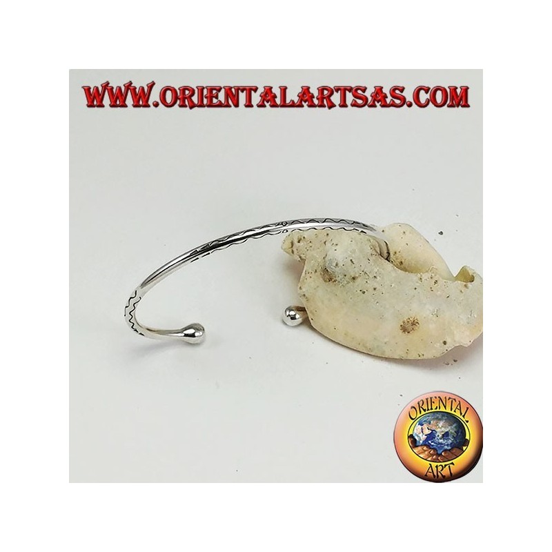 Steifes Armband aus Silber, rund mit Wellen graviert von Hand graviert