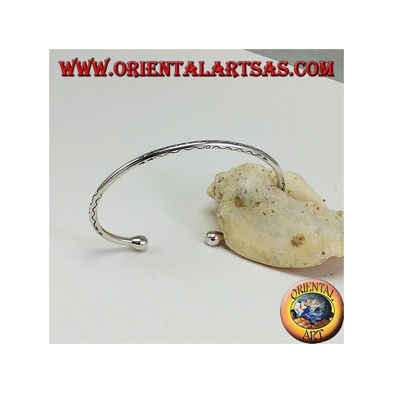 Pulsera rígida en plata, redonda grabada con ondas grabadas a mano.