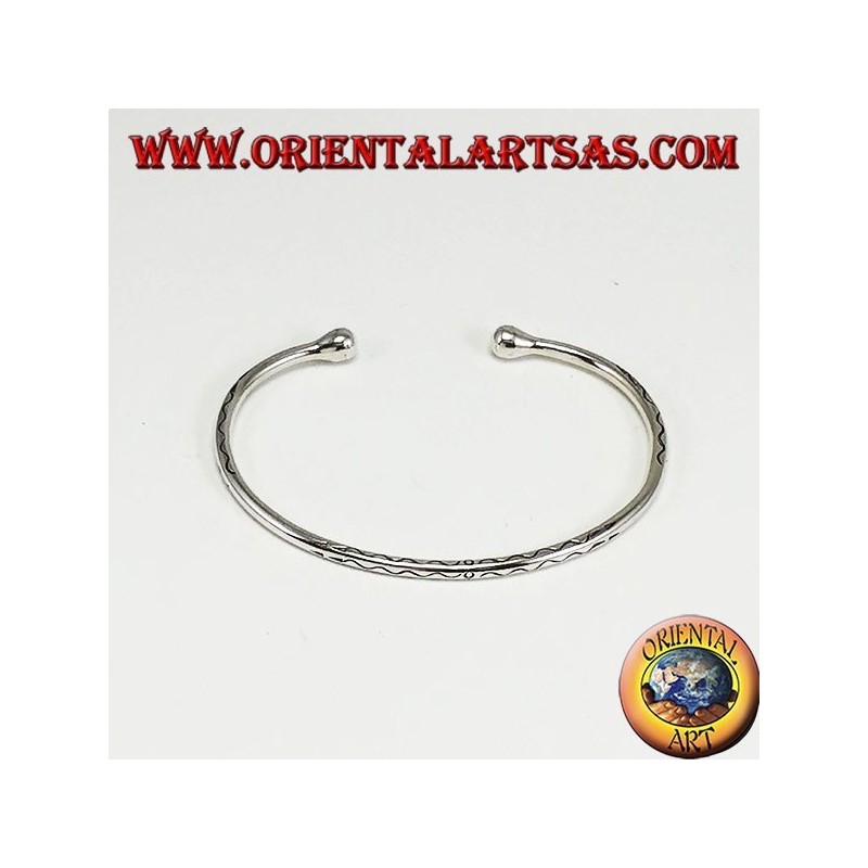 Steifes Armband aus Silber, rund mit Wellen graviert von Hand graviert