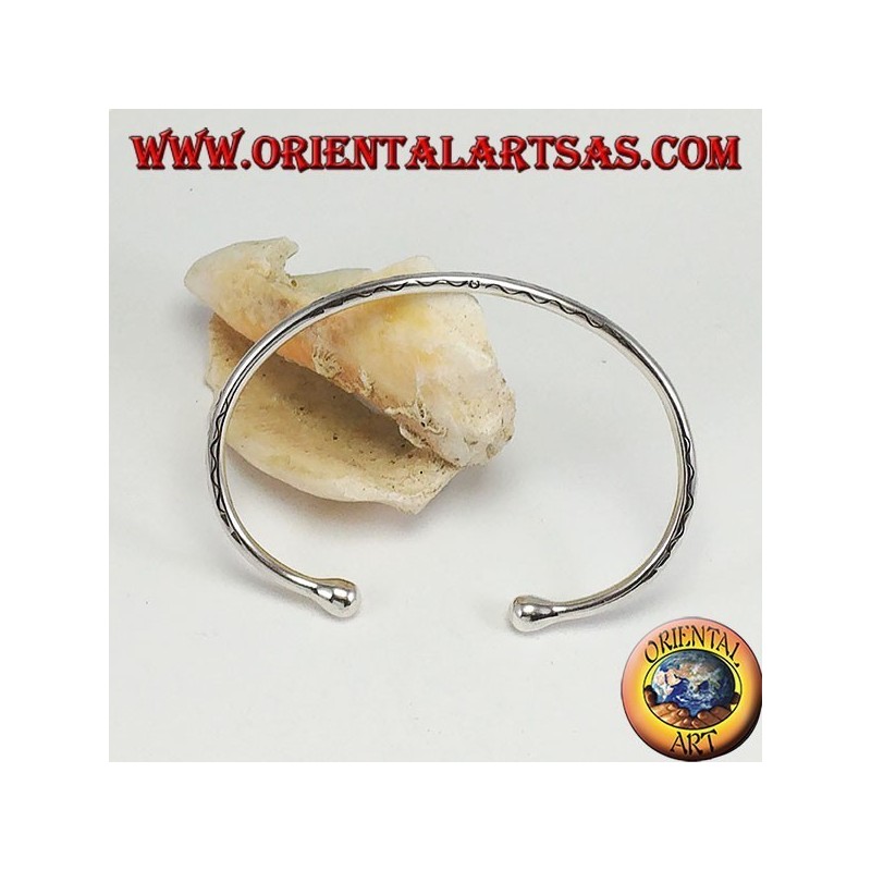 Steifes Armband aus Silber, rund mit Wellen graviert von Hand graviert