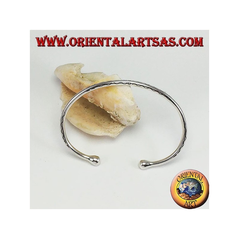 Rigid bracelet in silver, round engraved with waves engraved by hand