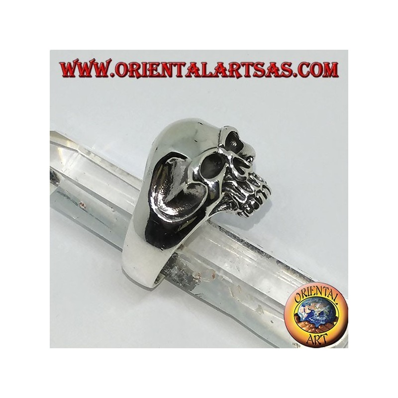 Anillo de plata con calavera con mandíbulas y sienes huecas.