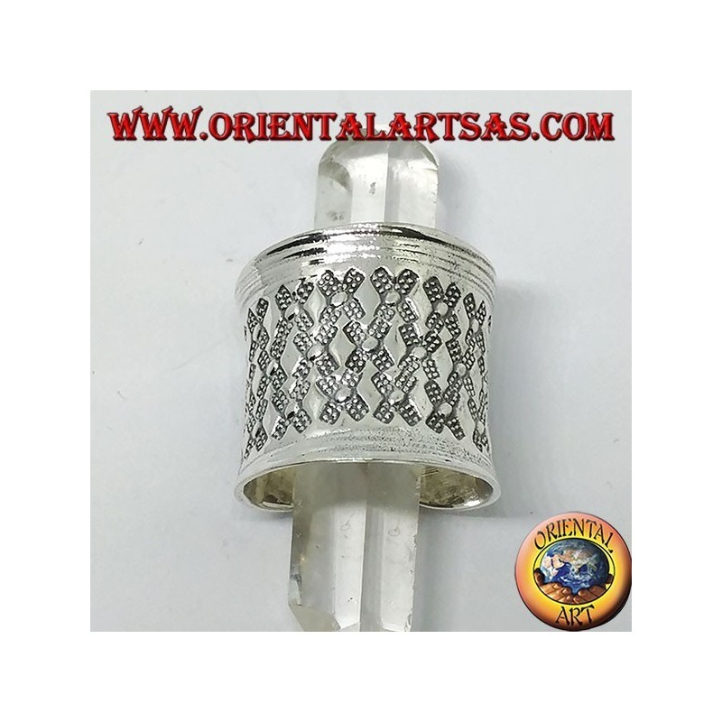 Bague concave à large bande avec diamants argentés en bas-relief