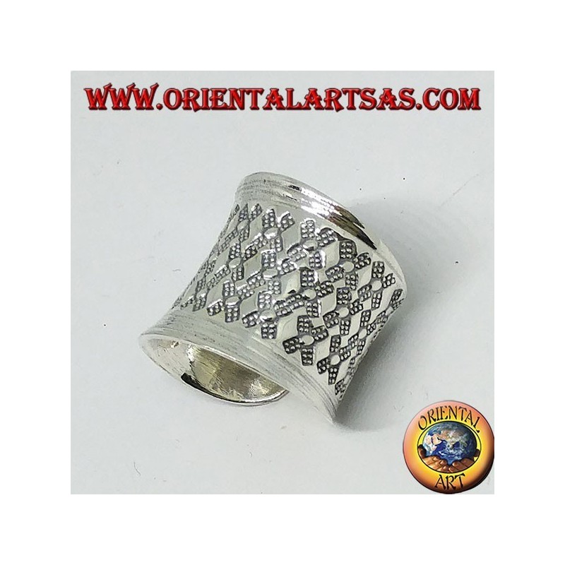 Anillo de banda ancha cóncavo con diamantes plateados en bajorrelieve.