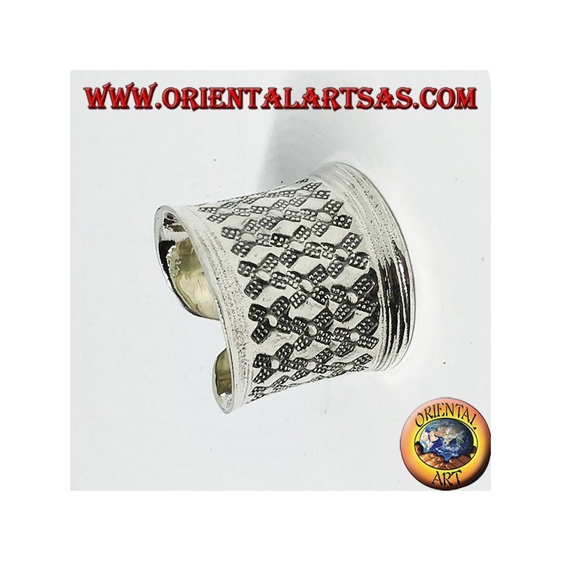 Anillo de banda ancha cóncavo con diamantes plateados en bajorrelieve.