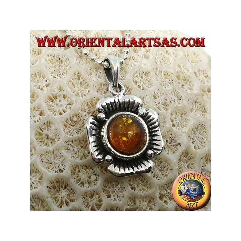 Colgante de plata con la forma de una flor con un ámbar central hemisférico.