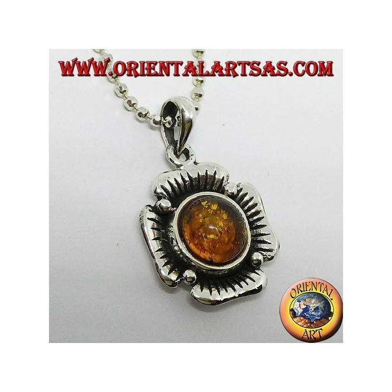 Colgante de plata con la forma de una flor con un ámbar central hemisférico.