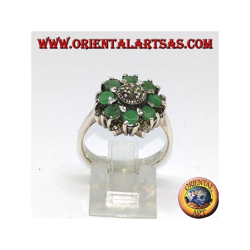 Anillo de plata en flor con 8 esmeraldas redondas naturales rodeadas de marcasitas.