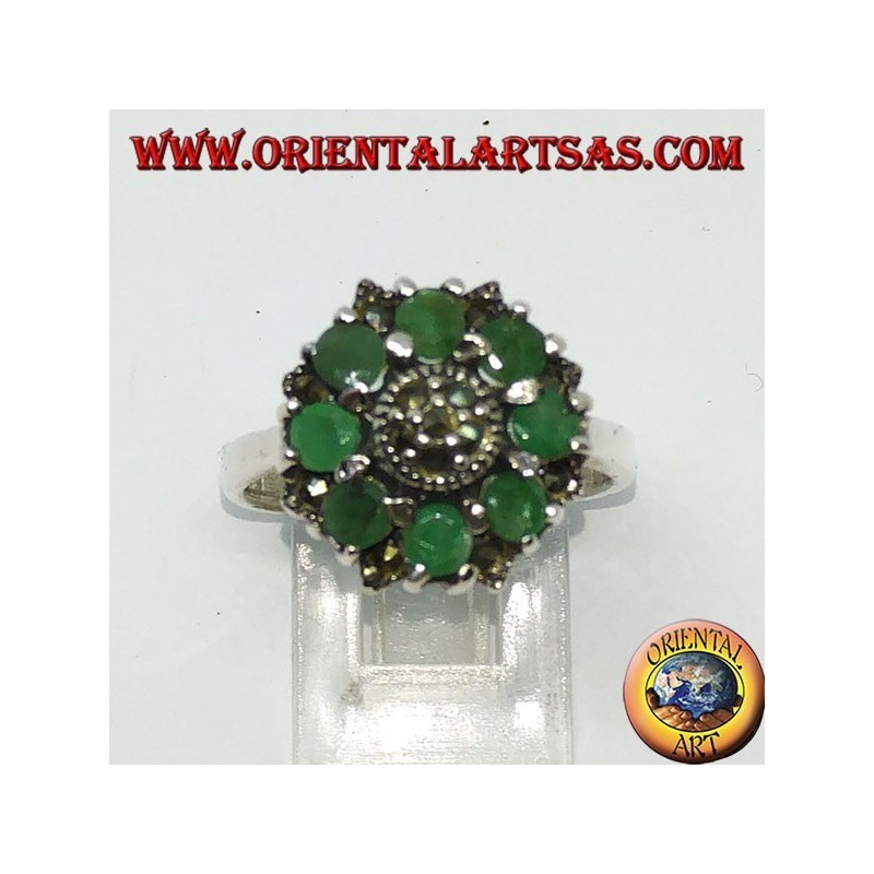 Anillo de plata en flor con 8 esmeraldas redondas naturales rodeadas de marcasitas.