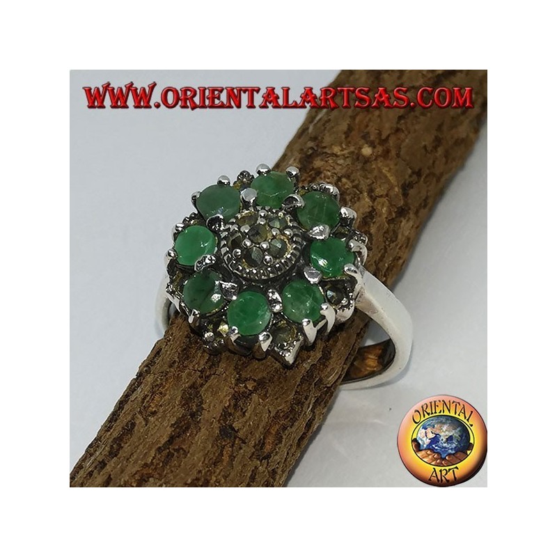 Anello in argento a fiore con 8 smeraldi tondi naturali contornato di marcasiti